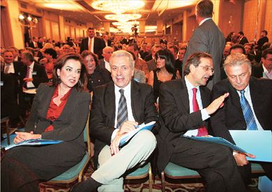 Οι τέσσερις υποψήφιοι (λίγο προτού αρχίσουν οι εργασίες της συνεδρίασης της Κεντρικής Επιτροπής) κάθησαν μαζί στην πρώτη σειρά. Από αριστερά, Ντόρα Μπακογιάννη, Δ. Αβραμόπουλος, Αντ. Σαμαράς, Π. Ψωμιάδης 