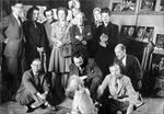 Στο σπίτι του συγγραφέα Μισέλ Λερίς, στις 19 Μαρτίου 1944. Καθισμένοι ο Ζαν Πολ Σαρτρ (αριστερά), ο Αλμπέρ Καμύ, ο Μισέλ Λερίς, ο Ζαν Αμπιέ. Ορθιοι ο Ζακ Λακάν (αριστερά), η Σεσίλ Ελυάρ, ο Πιερ Ρεβερντύ, η Λουίζ Λερίς, ο Πάμπλο Πικάσο,η Φανί ντε Καμπάν (πίσω από τον Πικάσο),η Βαλεντίν Ουγκό, η Σιμόν ντε Μποβουάρ