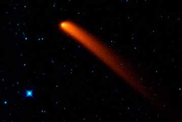 Ο κομήτης Siding Spring απαθανατίστηκε με φόντο ένα μακρινό, γαλάζιο άστρο